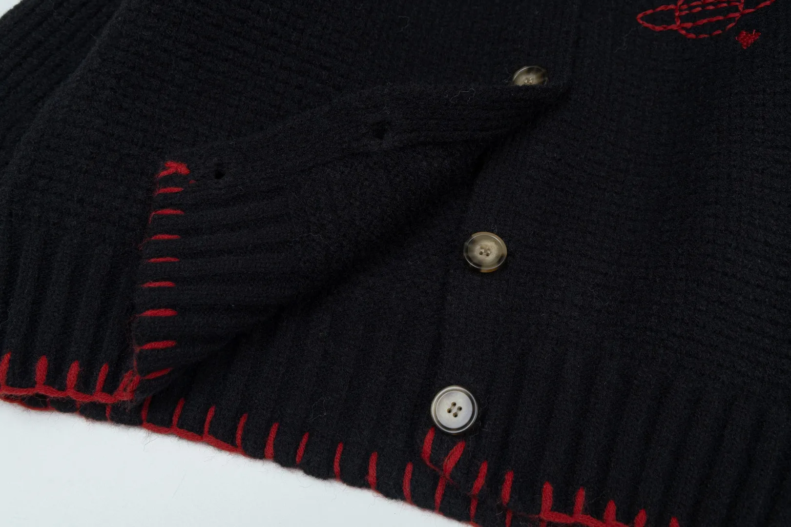 VIVI 163 #Explosive Style Coming vivienne west wood 2025 Christmas🎄Limited Scarf Cardigan Top Original Restored ✅The Top Version on the Internet Popular Style Available in All Grades of Quality The Whole Clothes weighs Three Kilograms Supports Weighing Not Free of Charge Differentiates Products on the Market with Thin and Paper-like Pictures My Home Must Be a Ceiling There Are Too Many People Following the Trend Look at the Quality Before Comparing Prices 30% Wool Thick Needle Top Version Customized Original Open-Mold Horn Button All details are restored. The scarf neckline and hem cannot be made by machine. All red threads are sewn by hand. Every stitch is the cost. Size: 1 yard, 2 yards, 3 yards. Color: apricot, black